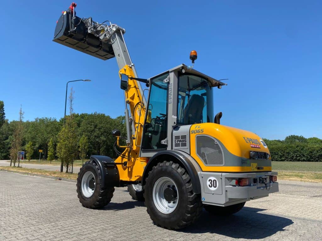 Hoogwerkers tractor met hoogwerkplatform voor bouwen en onderhoud in Nederland.