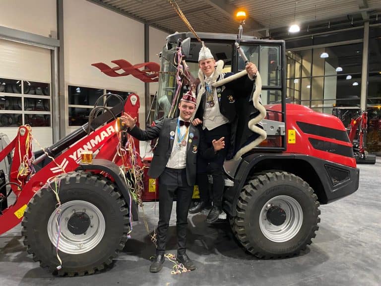 Kasteelheer met feestversiering voor een viering op een grote landbouwwerktuig.