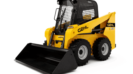 1. Geel compacte skidloader met cabine en frontlader voor bouw en tuinwerkzaamheden.
