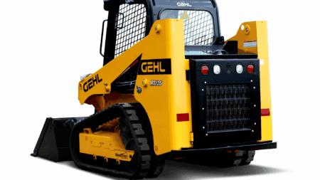 Zwarte en gele skid-steer loader van Gehl op een witte achtergrond.