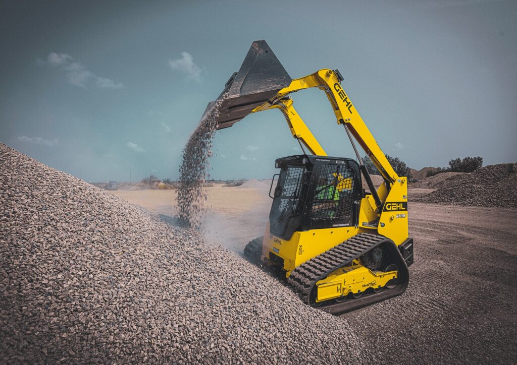 Veegmachine op bouwplaats voor het egaliseren en schoonmaken van wegen en ondergronden.