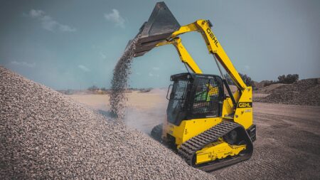 Veegmachine op bouwplaats voor het egaliseren en schoonmaken van wegen en ondergronden.