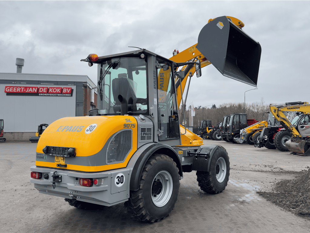 Zeer krachtige graafmachine met laadschop voor bouw- en tuinprojecten.
