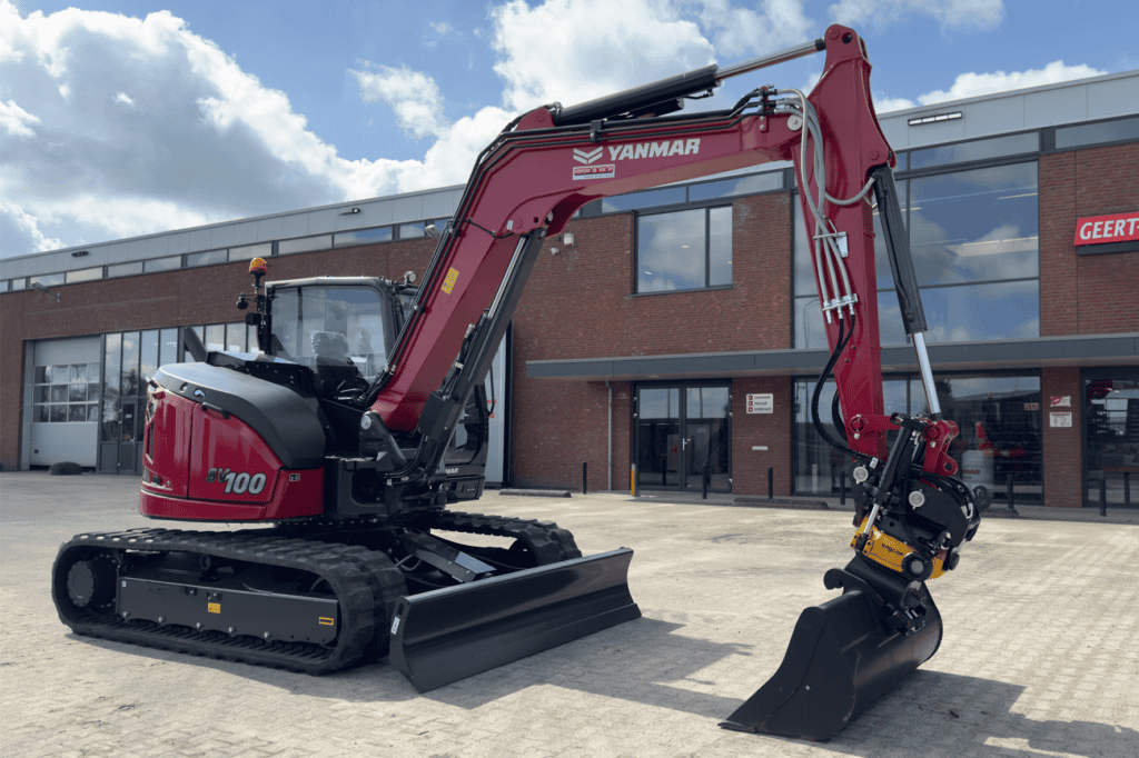 Flexibele mini graafmachine Yanmar op bedrijfsterrein, ideaal voor bouw- en landschapsprojecten.