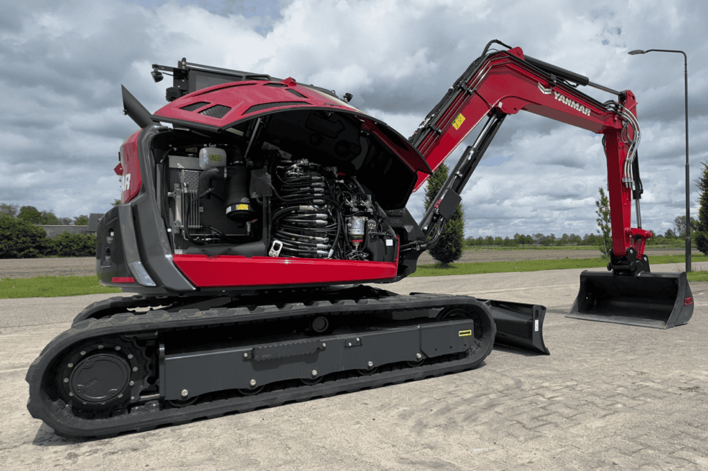 Kleine graafmachine Yanmar met open motorkap en robuuste tracks voor bouw en tuinieren.