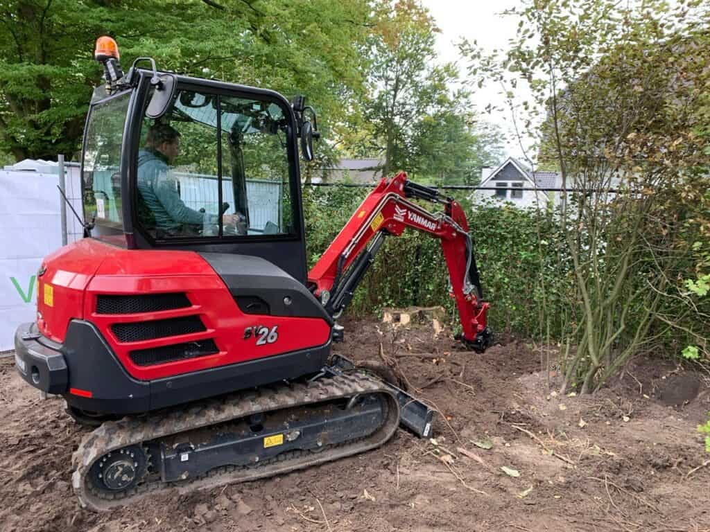 Compacte minikraan bij tuin- en grondwerkzaamheden in Nederland.