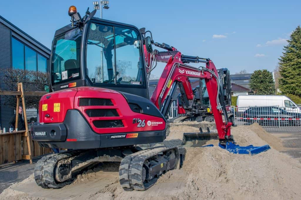 Mini- excavator van Yanmar op bouwplaats voor grondwerk en funderingen.
