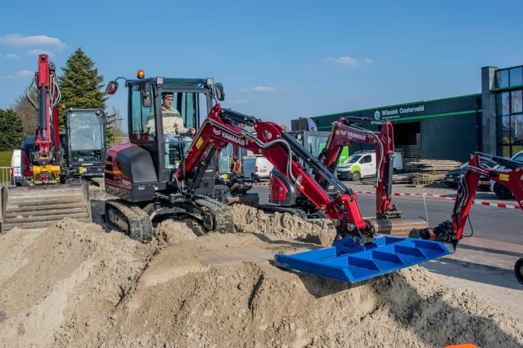 Betonboormachine op bouwplaats voor ondergrondse infrastructuur, geschikt voor wegenbouw en funderingen.