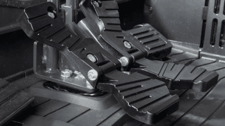 Zithoogte regelbare pedalen voor comfort en precisie in industriële toepassingen.