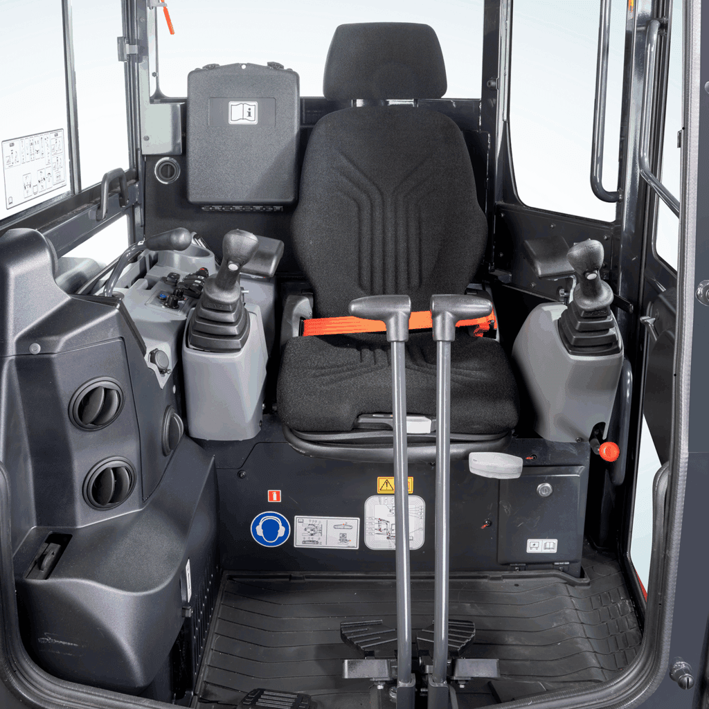Veiligheidsgordel en bedieningspaneel in de cabine van een Geert-Jan de Kok agrarisch voertuig.