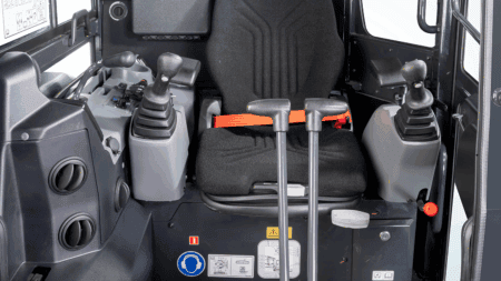 Veiligheidsgordel en bedieningspaneel in de cabine van een Geert-Jan de Kok agrarisch voertuig.