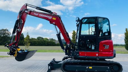 1. Compacte Yanmar minigraver voor bouw en tuinprojecten, geschikt voor zware werkzaamheden.
