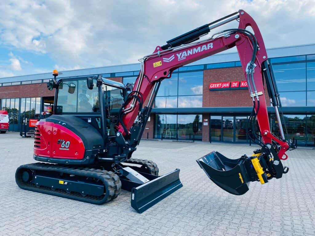 700mm breed mini graafmachine, voorzien van Yanmar en Enerco accessoires, voor zware bouw- en tuinwerkzaamheden.