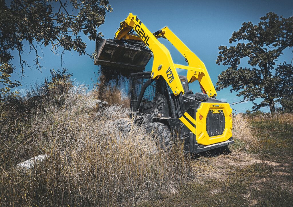 Kleine graafmachine voor land- en bosbouw taken van Geert-Jan de Kok B.V.