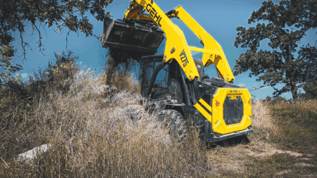 Kleine graafmachine voor land- en bosbouw taken van Geert-Jan de Kok B.V.