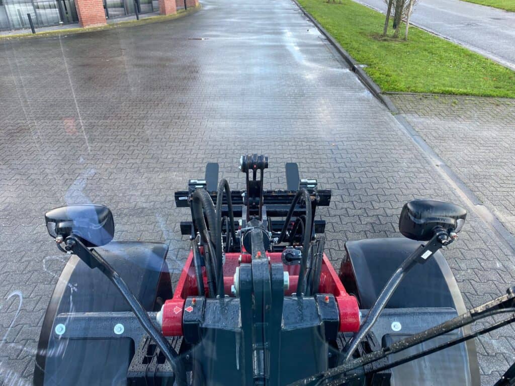 Krachtige asfaltwals voor grond- en asfaltverdichting bij Geert-Jan de Kok B.V.