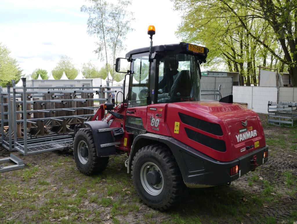Compact terrainlaadmachine van Yanmar voor tuin- en landschapswerk op de website Geert-Jan de Kok B.V.
