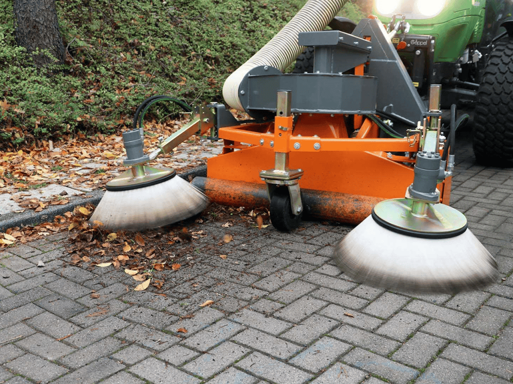 Efficiënte straatkeerder voor maaien en onderhoud van bestratingswerken.