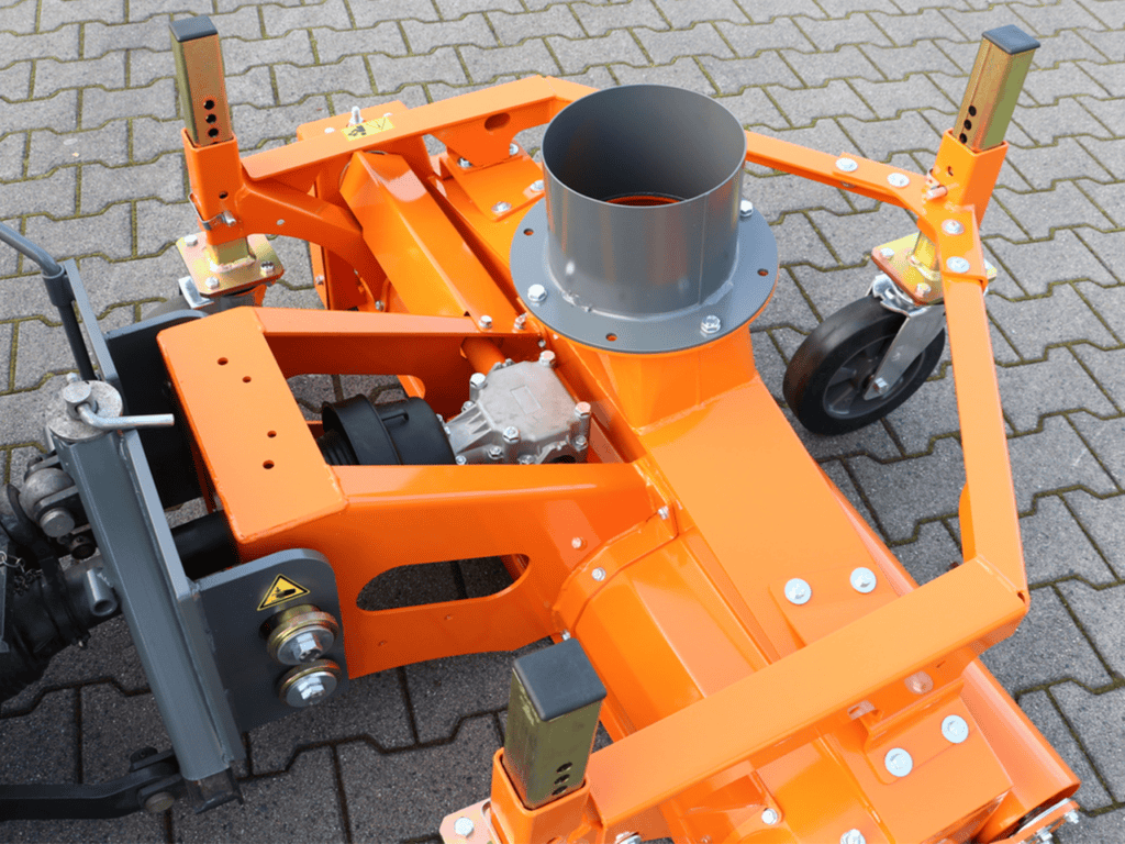 Nieuwe, elektrische grasmaaier met onderhoudsvrije motor op betonnen straat.