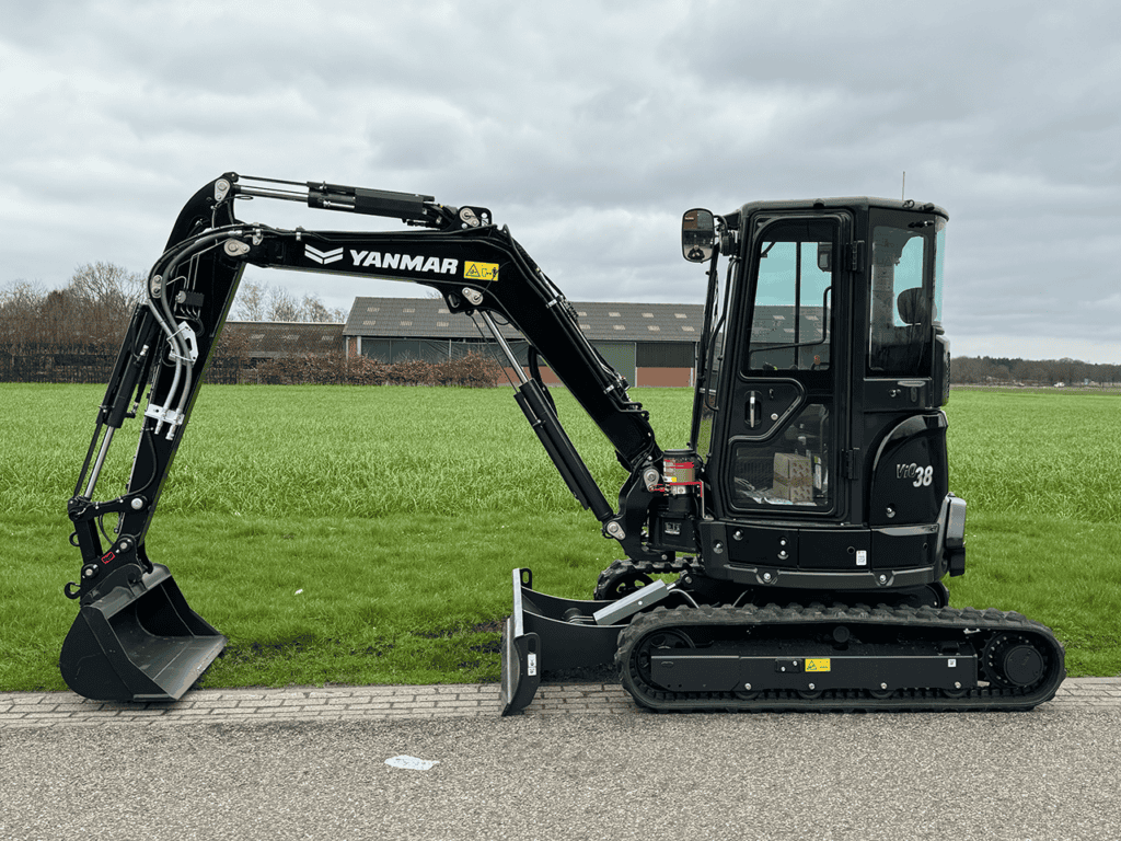 Zuinige kleine graafmachine op wielen voor tuin- of bouwprojecten.