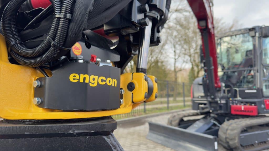 Uitgebreide mechanische componenten van een graafmachine van Engcon, gespecialiseerd in aanbouwdelen en innovaties.