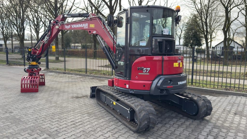 Zeer compacte mini graafmachine Yanmar ViO57 in rode kleur.
