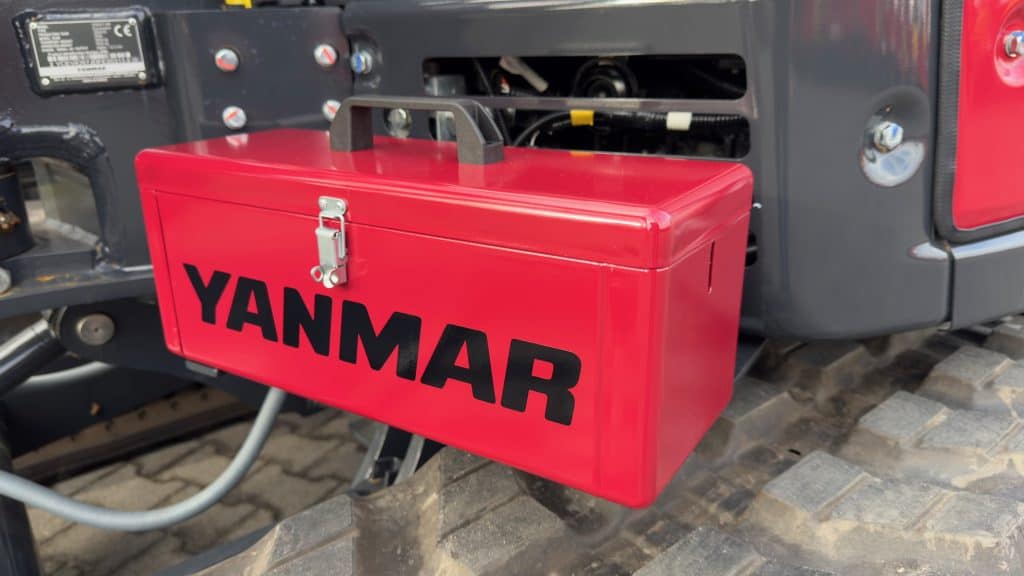 Zwarte gereedschapskist met 'YANMAR'-logo op tractor of machine.