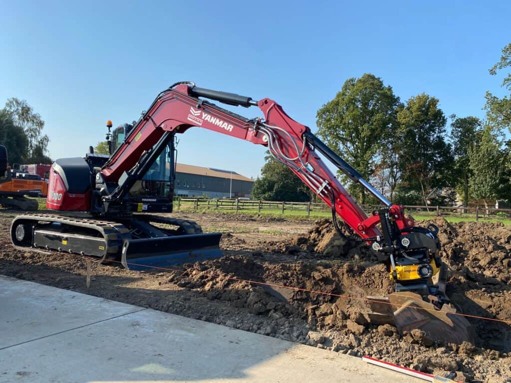 Robuuste Yanmar mini-excavator op bouwplaats voor grondwerken en werkzaamheden.
