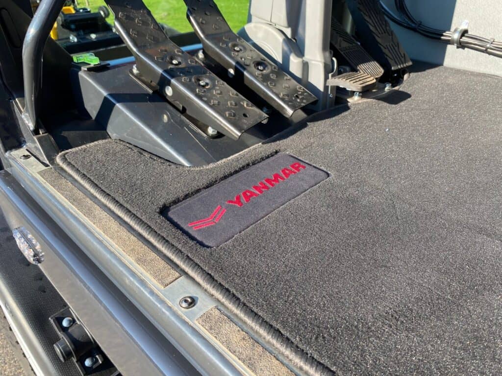 Stuurhuis van een Landini trekkermodel met Yanmar motor, geschikt voor landbouwmachines en precisielandbouw.