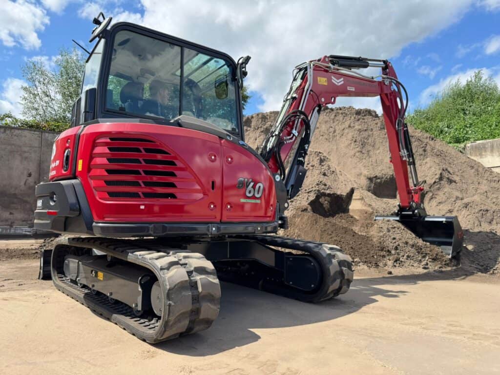 Klein aangedreven graafmachine voor bouw en grondwerk, geschikt voor diverse projecten.