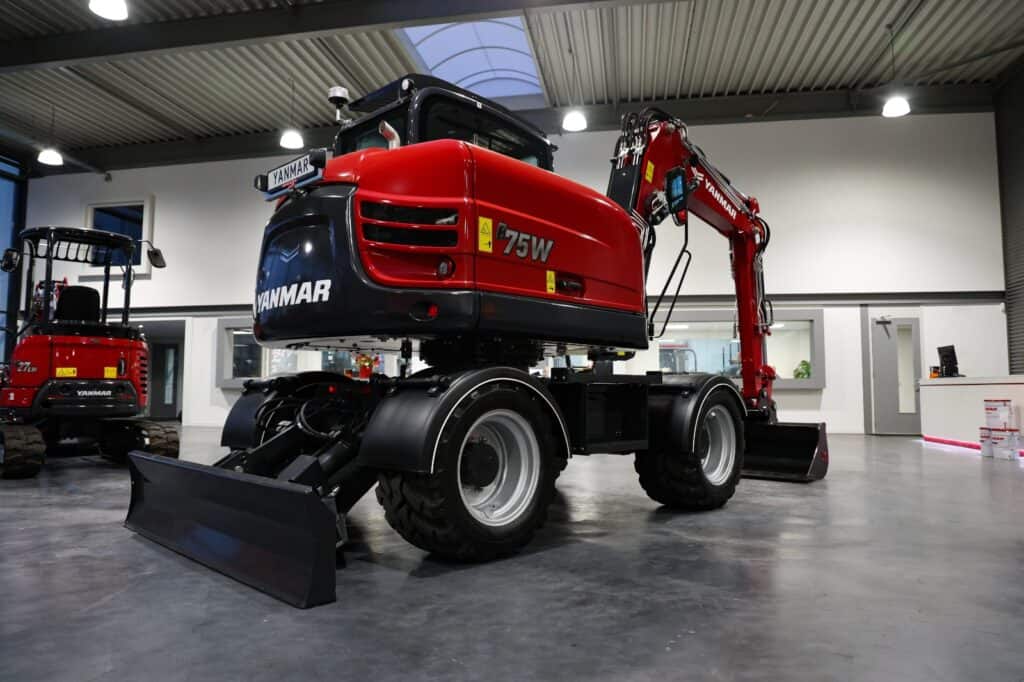 Yanmar minigraafmachine in showroom, bedrijfsvoertuig voor bouw en landbouw.