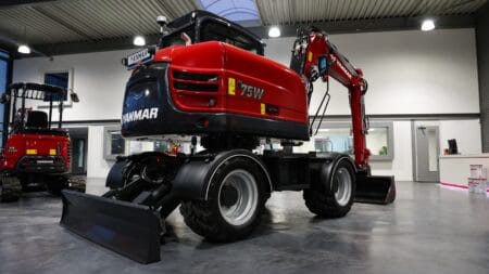 Yanmar minigraafmachine in showroom, bedrijfsvoertuig voor bouw en landbouw.