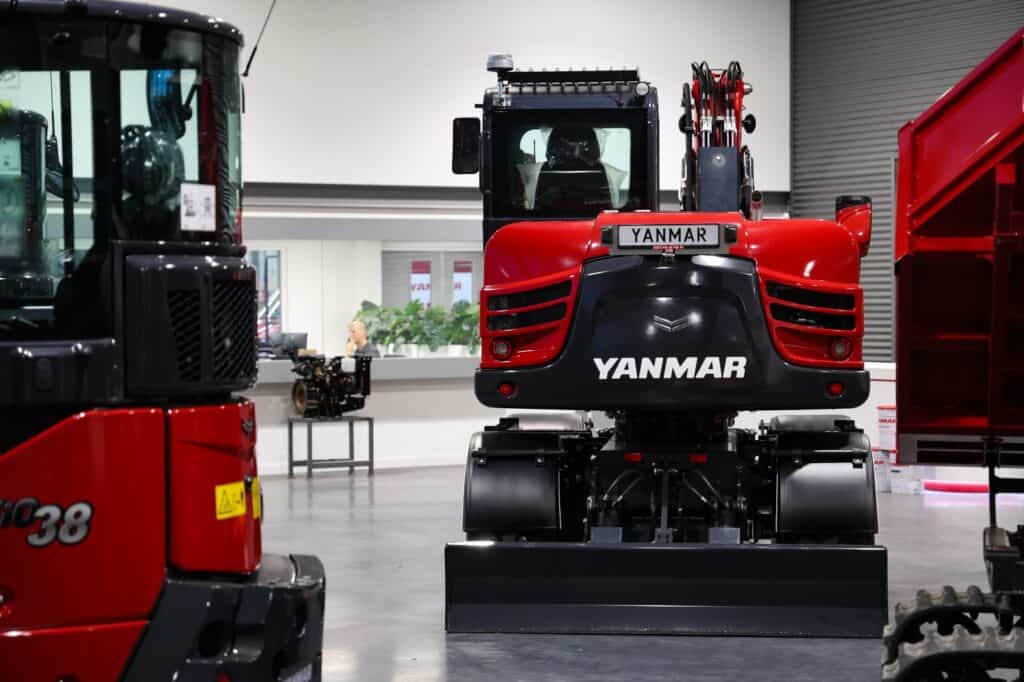 Yanmar mini graafmachine op beursvloer, ontwerp en innovatieve bouwmachines voor de bouwsector.