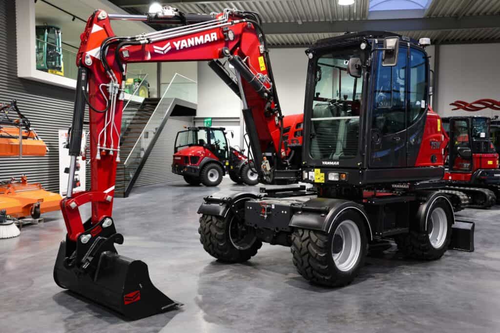 1. Kleurenrijk Yanmar mini graafmachine in showroom met landbouwmachines.