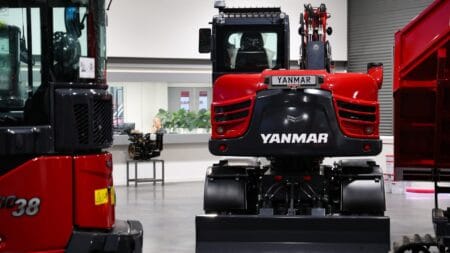Yanmar mini graafmachine op beursvloer, ontwerp en innovatieve bouwmachines voor de bouwsector.