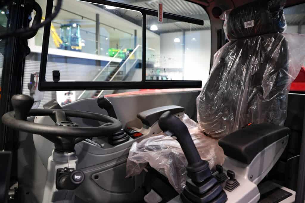 1. Moderne cabine van tractor, accessoires en stuurwiel met beschermfolie.