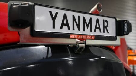 Yanmar kentekenplaat op een motorrijtuig, bedrijfsnaam van Geert-Jan de Kok B.V.