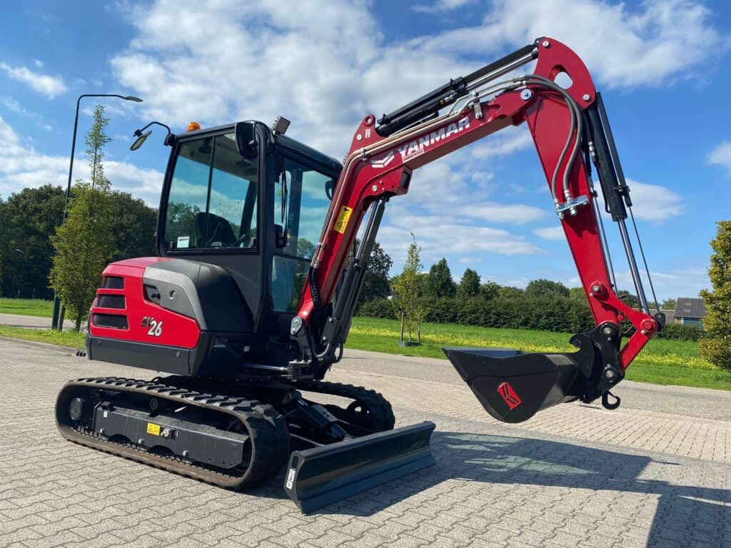 Kleinere foto van een Yanmar mini-graver op locatie.