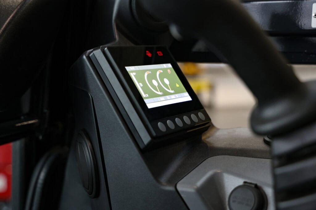 Bedrijfswagen boordcomputer met digitale display en snelheidsmeter – Geert-Jan de Kok B.V.