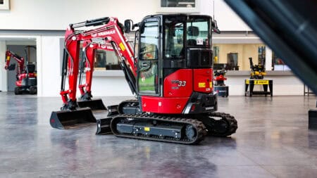Kleine graafmachine Yanmar VC33 in showroom.