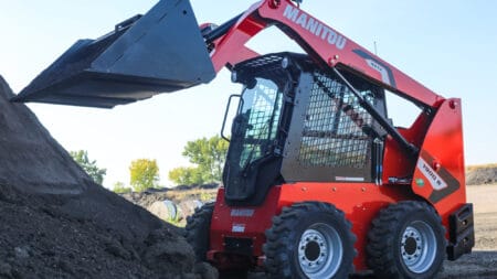 Zeerijige shovel loader op bouwplaats voor grondverzet en engineering projecten.