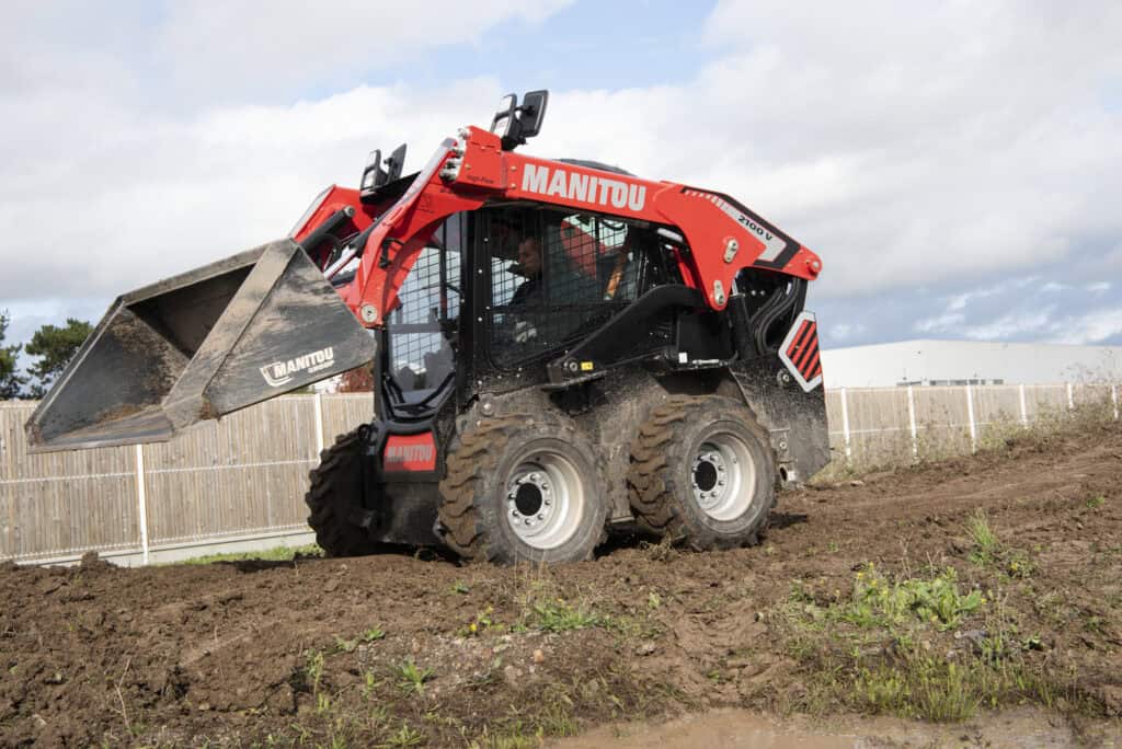 Compacte graafmachine van Manitugroep op bouwterrein voor bodembewerking en grondverzet.
