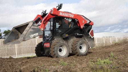 Compacte graafmachine van Manitugroep op bouwterrein voor bodembewerking en grondverzet.
