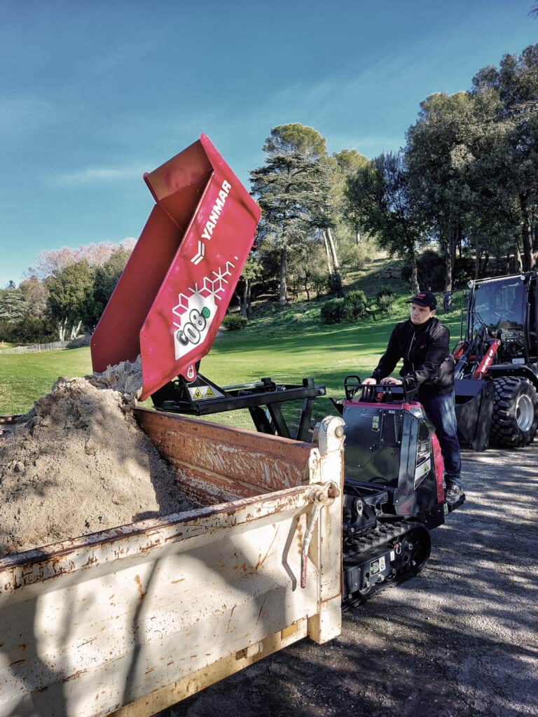1. Elektrische grondfrees op een golfbaan voor onderhoud en terreininrichting.