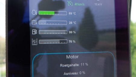 Efficiënte tractorbediening met geavanceerde digitale bedieningsconsole van Geert-Jan de Kok B.V.