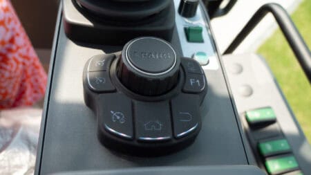 Veiligheidscertificatie voor hoogwaardig landbouwmaterieel en tractorbesturing.