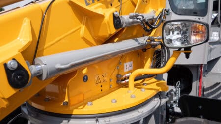 Hijsarm en verlichting van bouwmachine, industriële apparatuur, zwaar materieel.