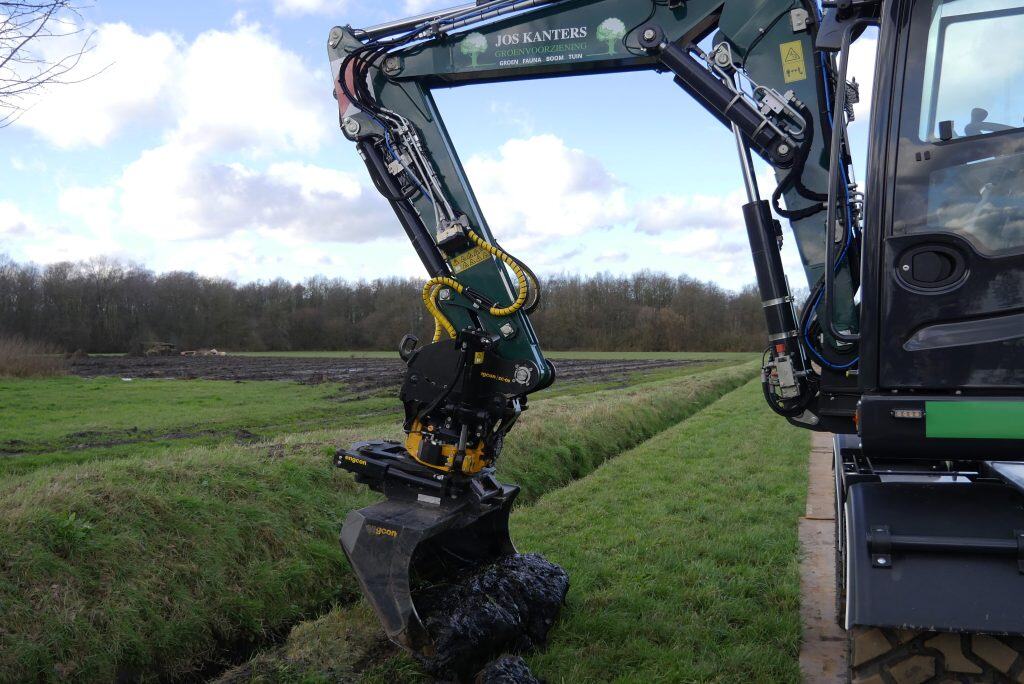 Hoogwaardige graafmachine voor tuin- en landschapsprojecten, inclusief hydraulische graafbak.