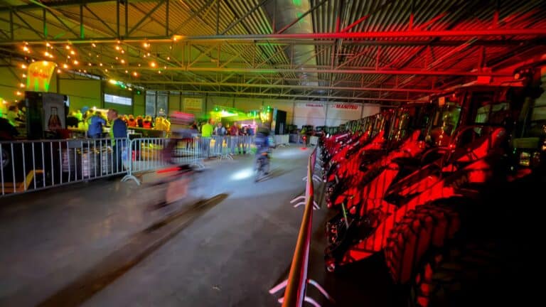 Verschillende heftrucks en industrieel materiaal bij Geert-Jan de Kok B.V. tijdens een bedrijfsevenement of beurs.