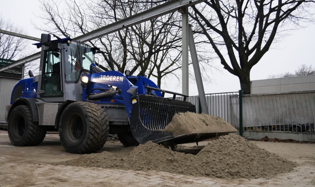 1. Graafmachine van Broeren in actie op bouwplaats voor grondverzet en funderingswerken.